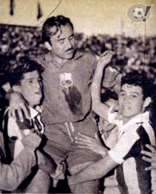 sapito-livingstone-levantado-en-andas-por-sus-rivales